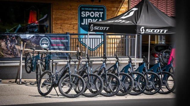 SAISONSTART 🚵‍♂️🚵‍♀️
Seit heute steht unsere Verleih-Flotte frisch serviert und geputzt wieder für dich zur Verfügung. In unserem Verleih findest du Premium E-Bikes von Scott in verschieden Größen und Modellen. 

TEST & BUY ✅
Sollte dir eines der E-Bikes gefallen, kannst du es auch gebraucht aus der Verleih-Flotte kaufen. Frage dazu einfach bei uns im Shop nach oder schreibe uns eine Nachricht. Einige Bikes findest du auch auf unserer Website.

#ebike #scott #ebikeverleih